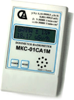 Внешний вид бытового дозиметра, измеряющего радиационный фон. На табло - значение 18,17 мкЗв/ч.